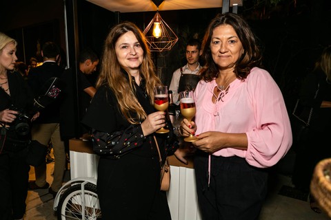 Adriane Fratini e Marcia Dadamos aproveitam para experimentar as bebidas da Chandon