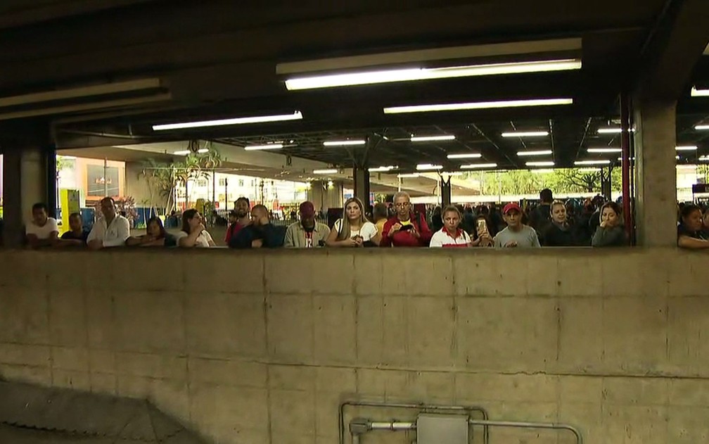 Passageiros aguardam abertura de estação em Santo André — Foto: Reprodução/TV Globo