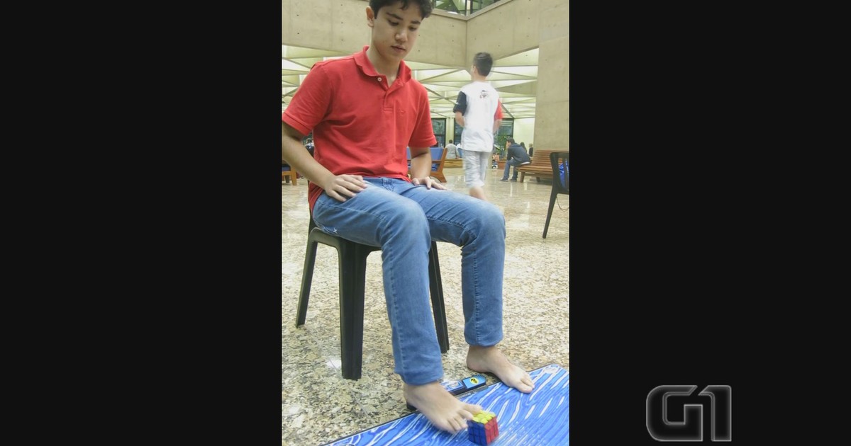 G1 - Jovem resolve cubo mágico com os pés em 50 segundos - notícias em  Santos e Região