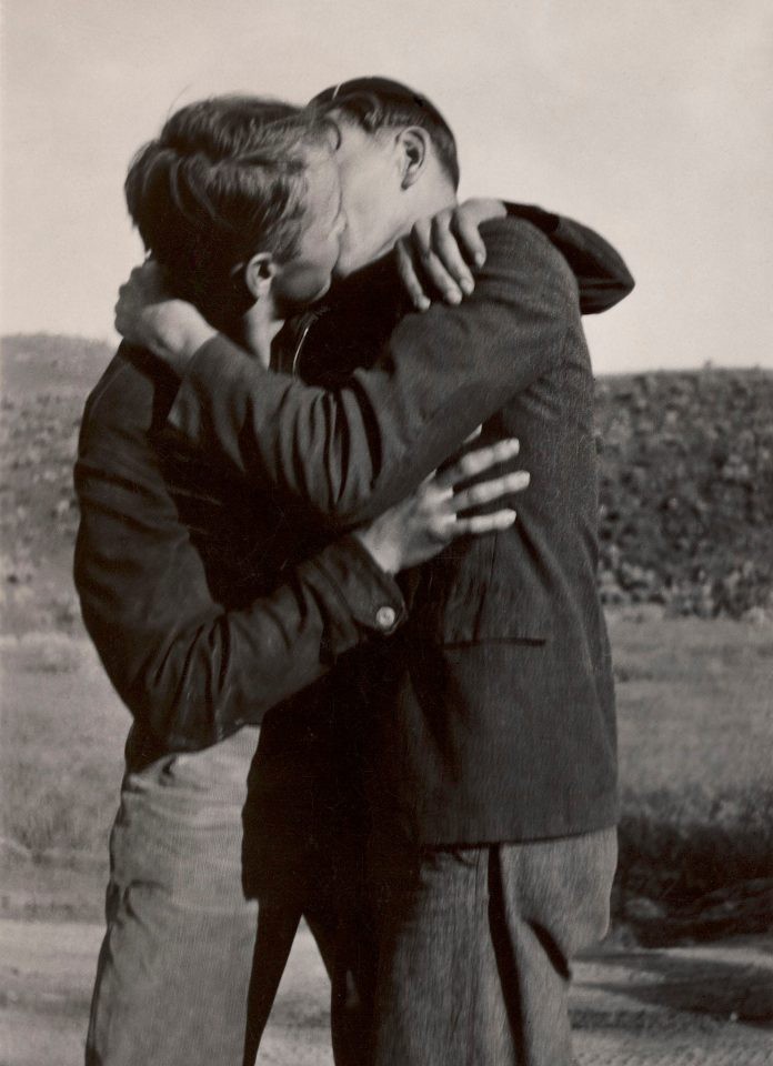 Casal gay se beija em foto antiga (Foto: Reprodução/livro "Loving")