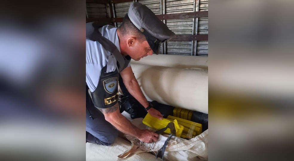 A droga estava escondida em cargas de algodão e chapéus.  — Foto: Polícia Militar do Estado de São Paulo/Divulgação 