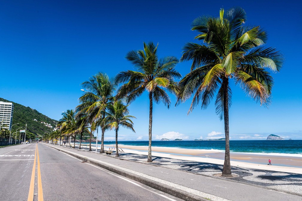 RIO DE JANEIRO - Praia de São Conrado, no Rio de Janeiro, é vista com baixo movimento nesta quarta-feira (25). Para evitar a propagação do novo coronavírus a recomendação é que a população fiquem em suas casas — Foto: André Cyriaco/Futura Press via Estadão Conteúdo