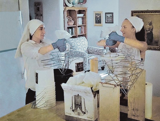 As “irmãs” durante a colheita da planta e o preparo dos produtos derivados da erva (Foto: Reprodução Instagram)