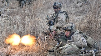 EUA participa de exercício conjunto na Coreia do Sul em um campo de treinamento militar na cidade fronteiriça de Paju — Foto: JUNG YEON-JE/AFP