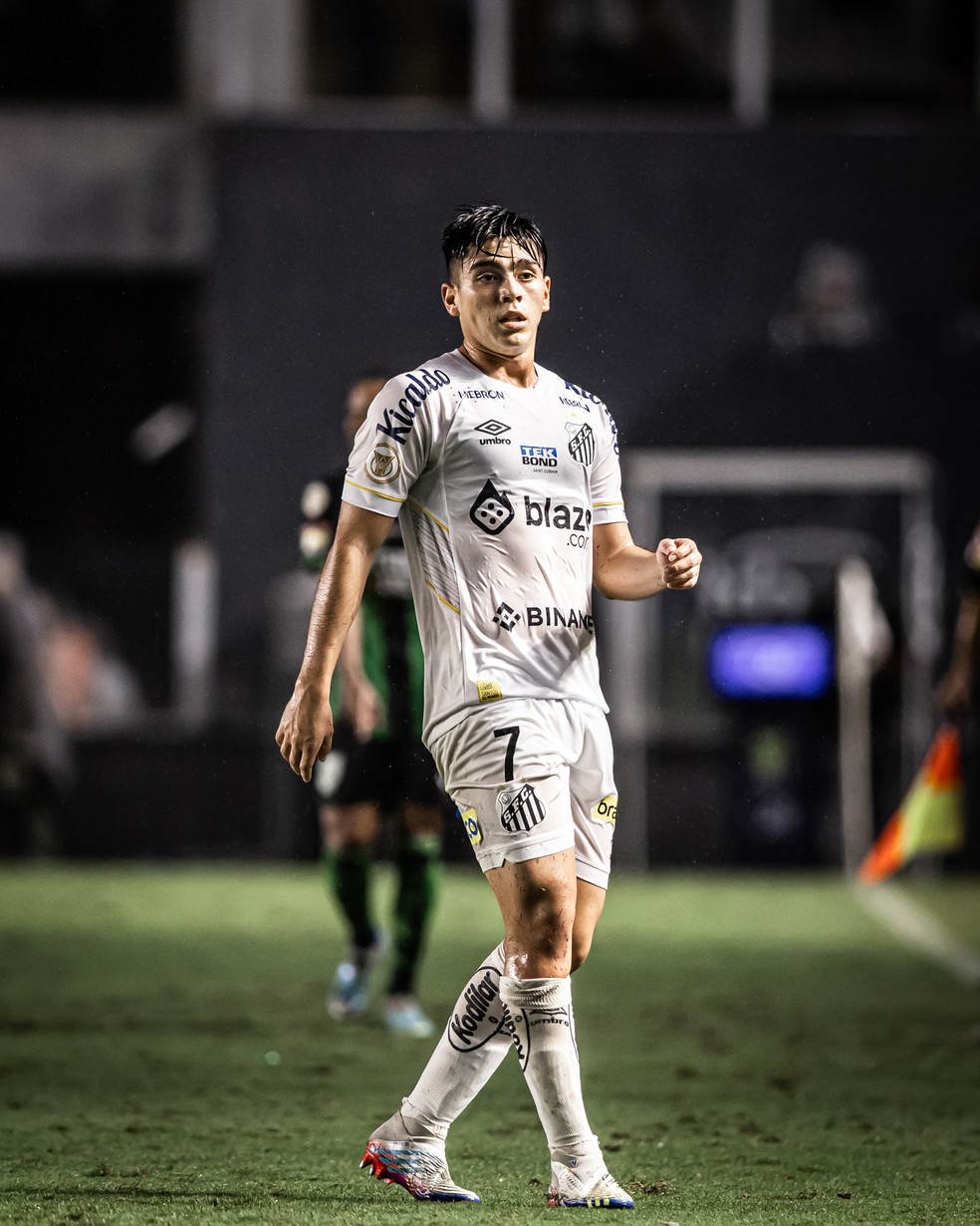 Daniel Ruiz em ação pelo Santos contra o América-MG, pela 3ª rodada da Sul-Americana — Foto: Raul Baretta/ Santos FC