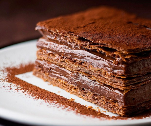Bolo de chocolate folhado é opção de sobremesa elaborada (Foto:  )