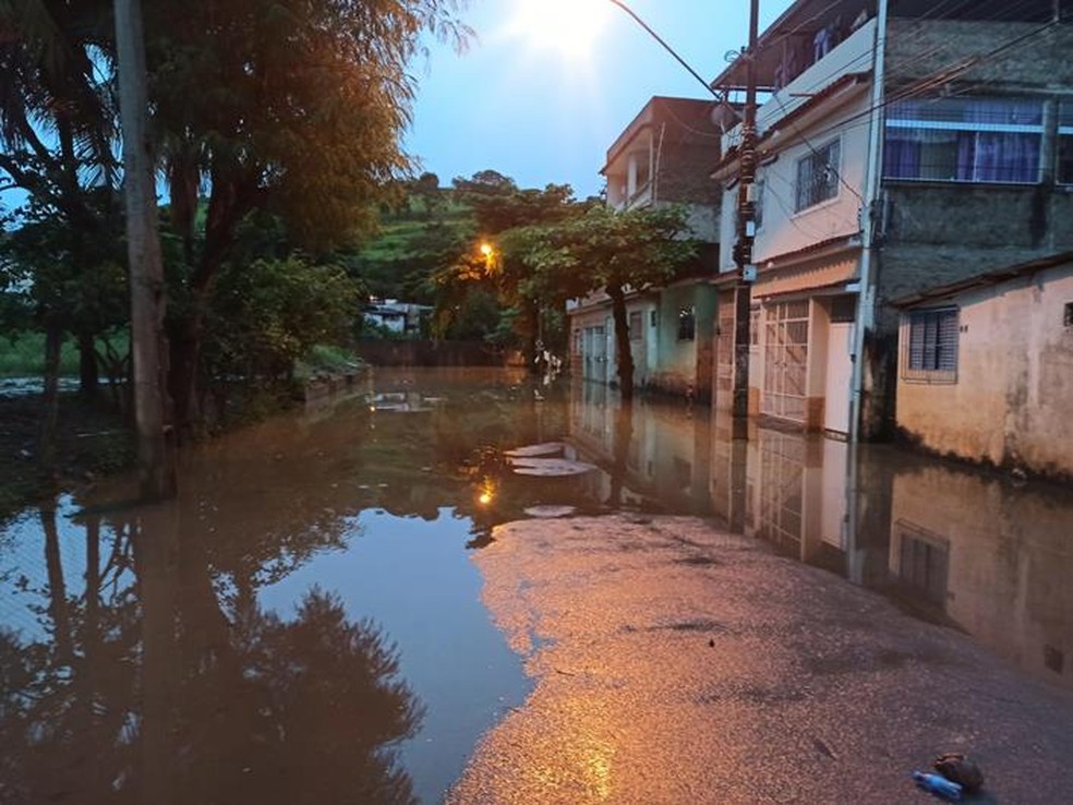 Situação de ruas em Muriaé na manhã desta segunda-feira — Foto: Reprodução/Silvan Alves