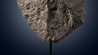 Uma das principais peças da coleção, esse meteorito lunar pode chegar até US$ 500 mil — Foto: Divulgação