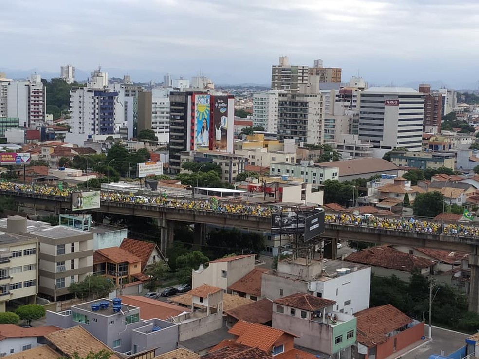 VILA VELHA, 15h: manifestantes atravessam a Terceira Ponte no sentido Vitória — Foto: Geraldo Simão Filho