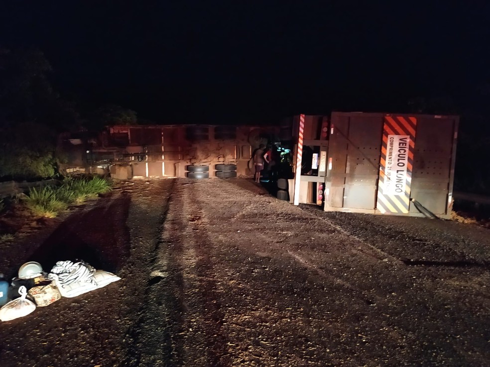 Caminhão carregado com bagaço de cana tombou na ponte do Rio do Peixe — Foto: Polícia Rodoviária