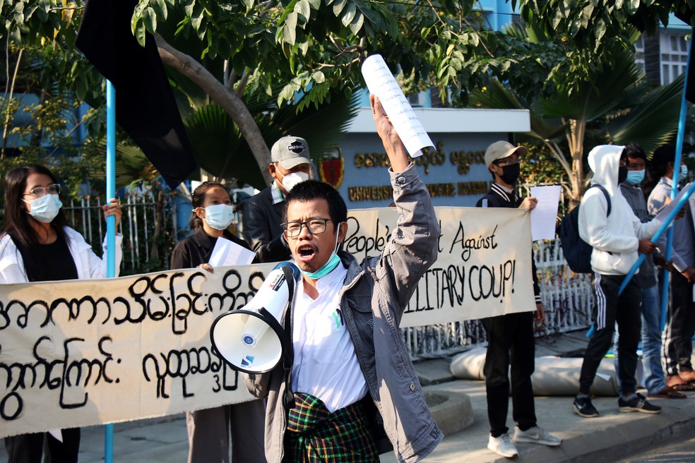 Pessoas protestam contra golpe militar do lado fora da Universidade de Medicina de Mandalay, em Mianmar, nesta quinta-feira (4) — Foto: Reuters