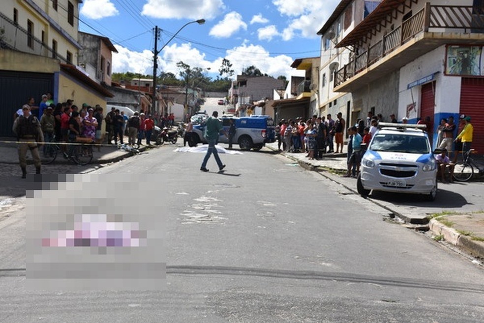 Dois adolescentes sÃ£o mortos a tiros e outros dois baleadas em frente a colÃ©gio em VitÃ³ria da Conquista (Foto: Anderson Oliveira/Blog do Anderson)