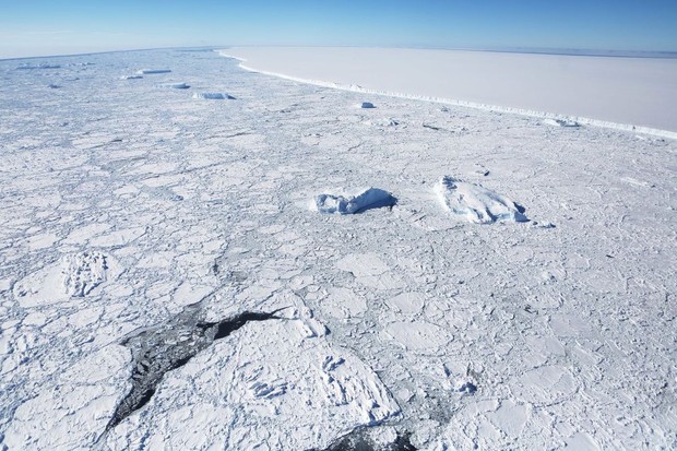 UNSPECIFIED, ANTARCTICA - OCTOBER 31:  The western edge of the famed iceberg A-68 (TOP R), calved from the Larsen C ice shelf, is seen from NASA's Operation IceBridge research aircraft, near the coast of the Antarctic Peninsula region, on October 31, 2017 (Foto: Getty Images)