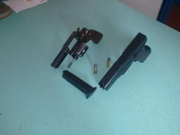 Arma e réplica foram encontradas com os assaltantes (Foto: Polícia Militar/Divulgação)