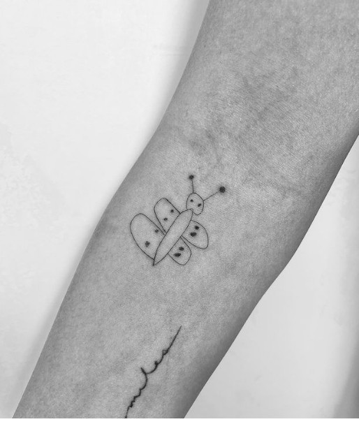 Chrissy Teigen tatuou borboleta desenhada pela filha de 5 anos (Foto: Reprodução/Instagram/Chrissy Teigen)