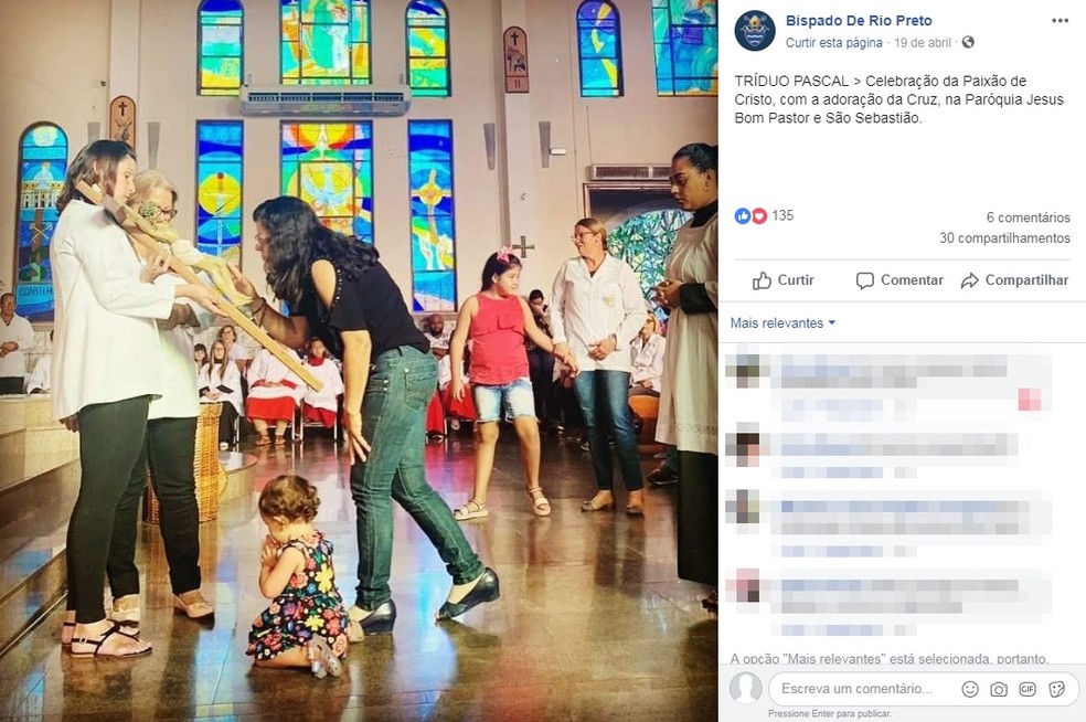 Bispado de Rio Preto postou foto de criança ajoelhada — Foto: Reprodução/Facebook