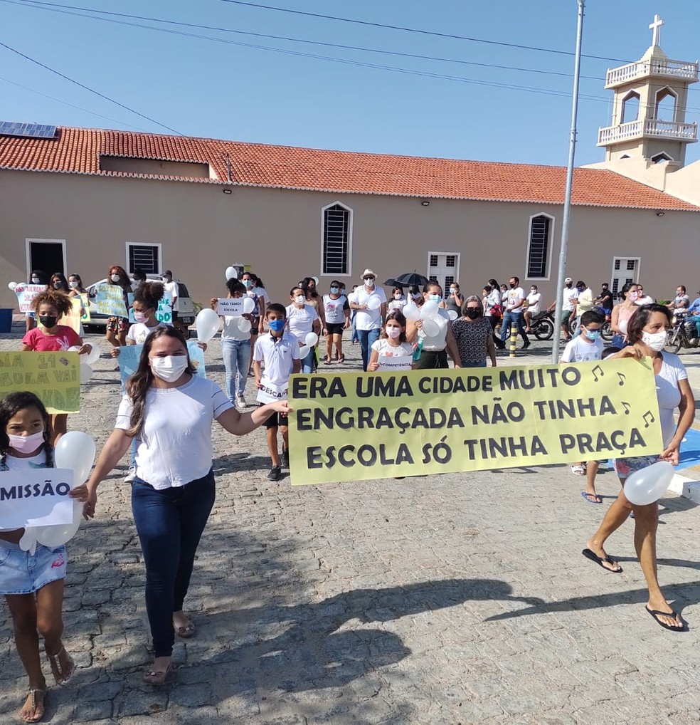 Pais protestam por informaes sobre aulas em Vrzea, PB  Foto: Ozinete Almeida/Arquivo pessoal