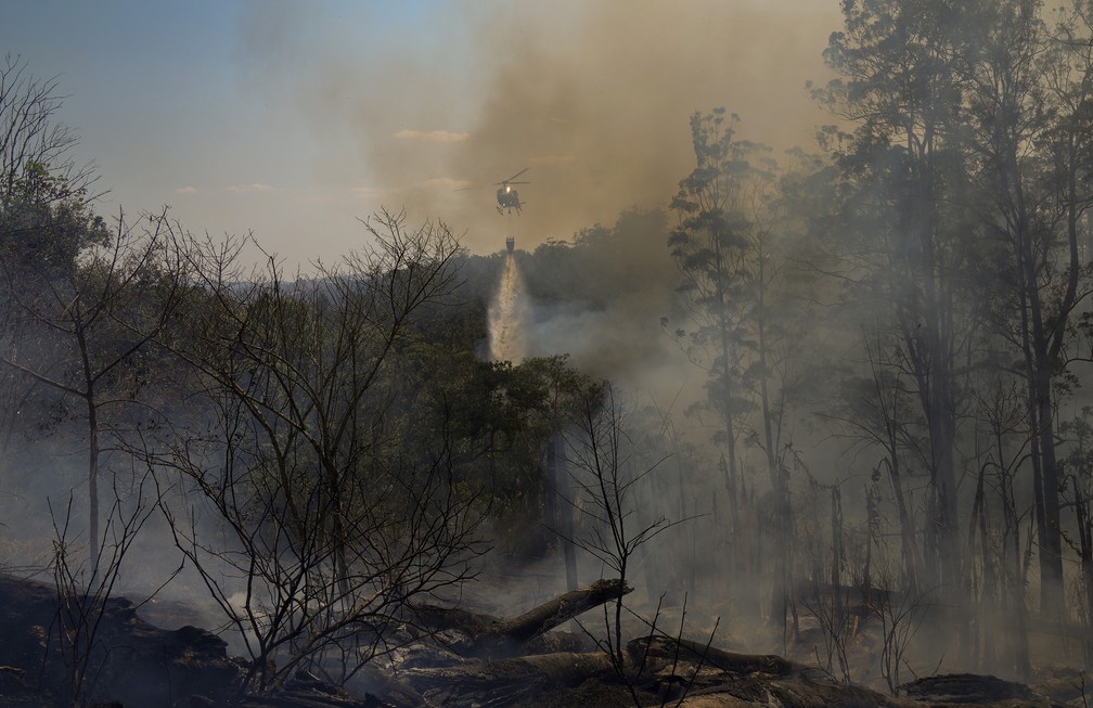 Helicóptero da polícia despeja água sobre um incêndio no Parque Juquery em Franco da Rocha, Grande São Paulo, em 23 de agosto de 2021 — Foto: Andre Penner/AP