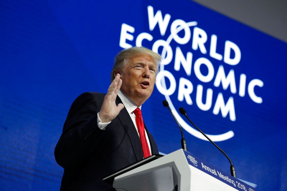 Presidente dos Estados Unidos, Donald Trump, discursa no Fórum Econômico Mundial, em Davos, na Suíça, nesta sexta-feira (26)   (Foto: Evan Vucci/AP)