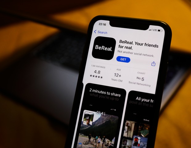 Criado em 2019, o app francês BeReal tem ganhado cada vez mais usuários (Foto: Jakub Porzycki/NurPhoto via Getty Images)