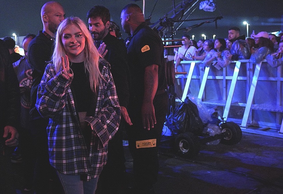 Após show, Luísa Sonza vai para a ‘fila do gargarejo’ com outros famosos para ver Emicida; FOTOS