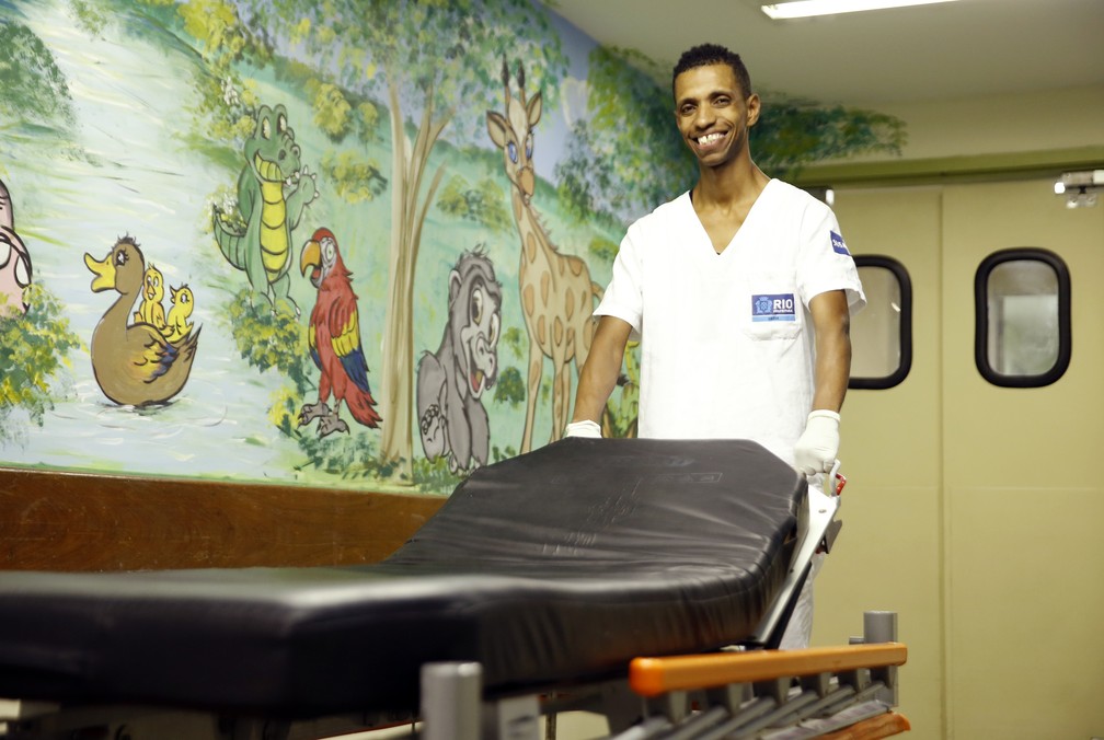 Renatinho, como é conhecido por colegas de trabalho, tinha a vontade de pintar os murais do hospital há mais de 10 anos — Foto: Marcos Serra Lima/G1