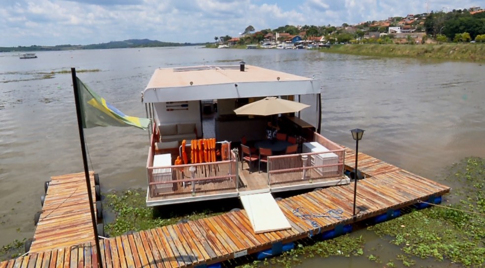 Casa flutuante volta a navegar no Lago de Furnas com nível acima da cota 762 — Foto: Reprodução/EPTV 