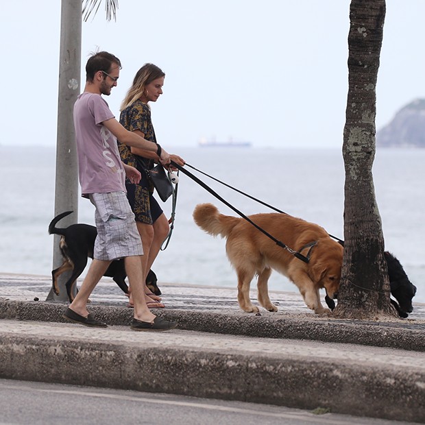 Paula Burlamaqui passeia com seus cachorros durante a quarentena em São Conrado (Foto: Agnews)