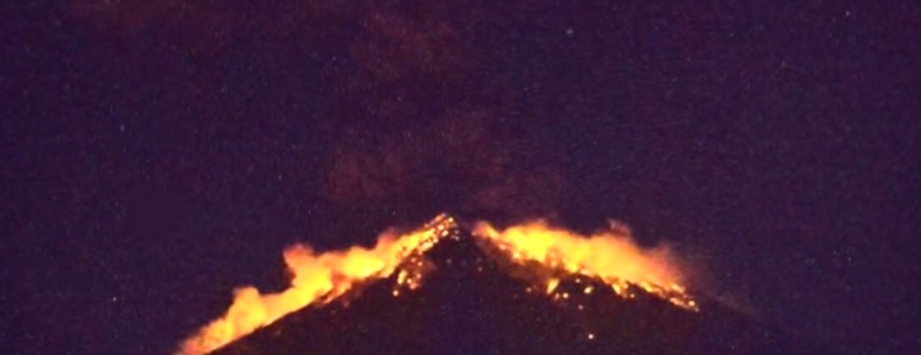 Momento da erupção do Monte Agung (Foto: Reprodução)