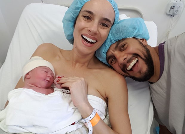Naiumi Goldoni com o marido, o personal trainer André Moreira, e a filha recém-nascida, Maelle (Foto: Arquivo pessoal)