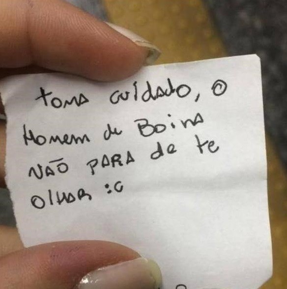 Internauta mostrou bilhete recebido no metrô de São Paulo (Foto: Instagram/ Reprodução)