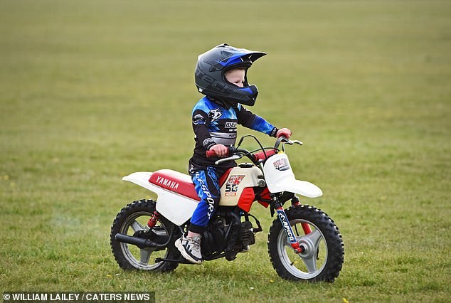 Pequeno Garoto Correndo Em Sua Competição Motocross Fora Da