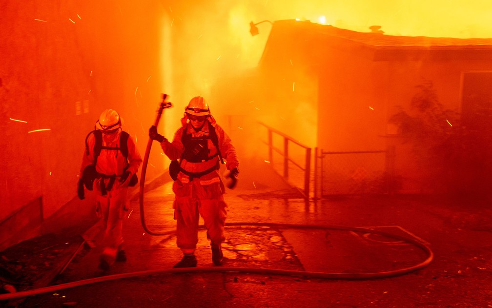Bombeiros combatem o incÃªndio Camp Fire, em Paradise, na CalifÃ³rnia, na quinta-feira (8) â Foto: AP Photo/Noah Berger