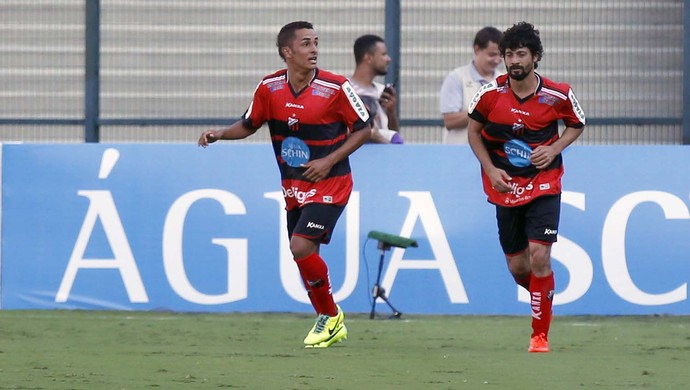 Esquerdinha e Cristian na comemoração do gol contra o Santos (Foto: Marcos Ribolli)