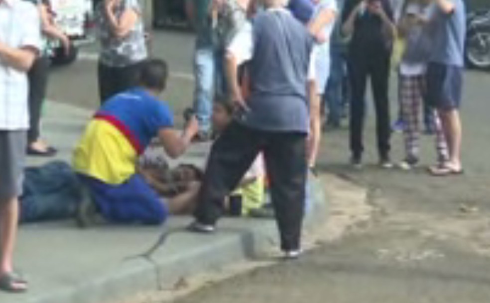 Depois de salvar o pai, menina ficou na calçada o acudindo até atendimento — Foto: Reprodução/RPC