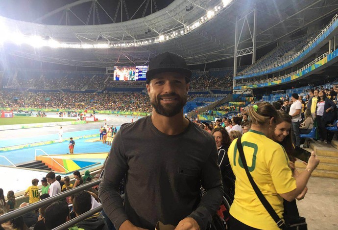 Diego, do Flamengo, vê disputas de atletismo e elogia: Clima sensacional