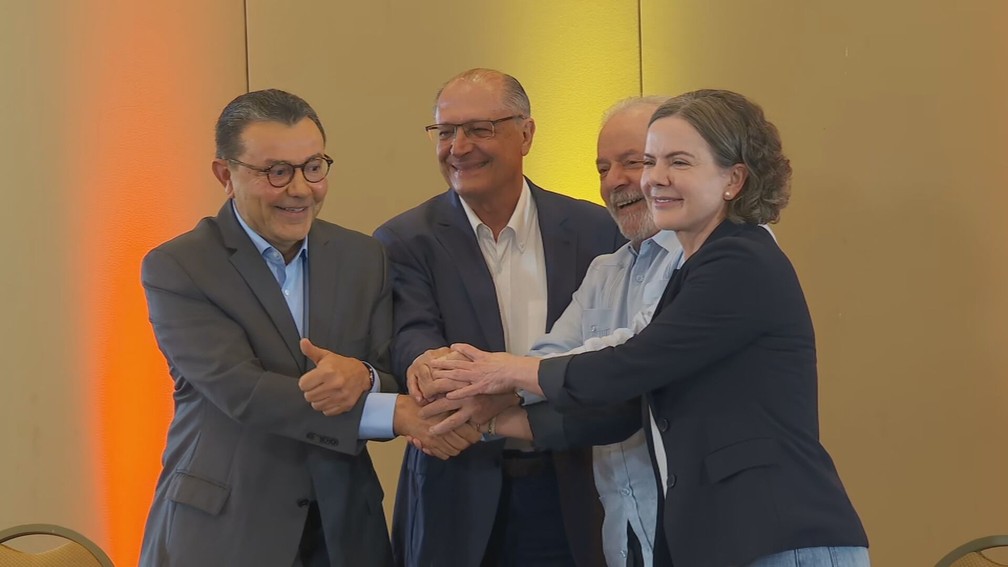 Carlos Siqueira, Alckmin, Lula e Gleisi Hoffmann de m�os dadas nesta sexta (8) � Foto: Reprodu��o/GloboNews