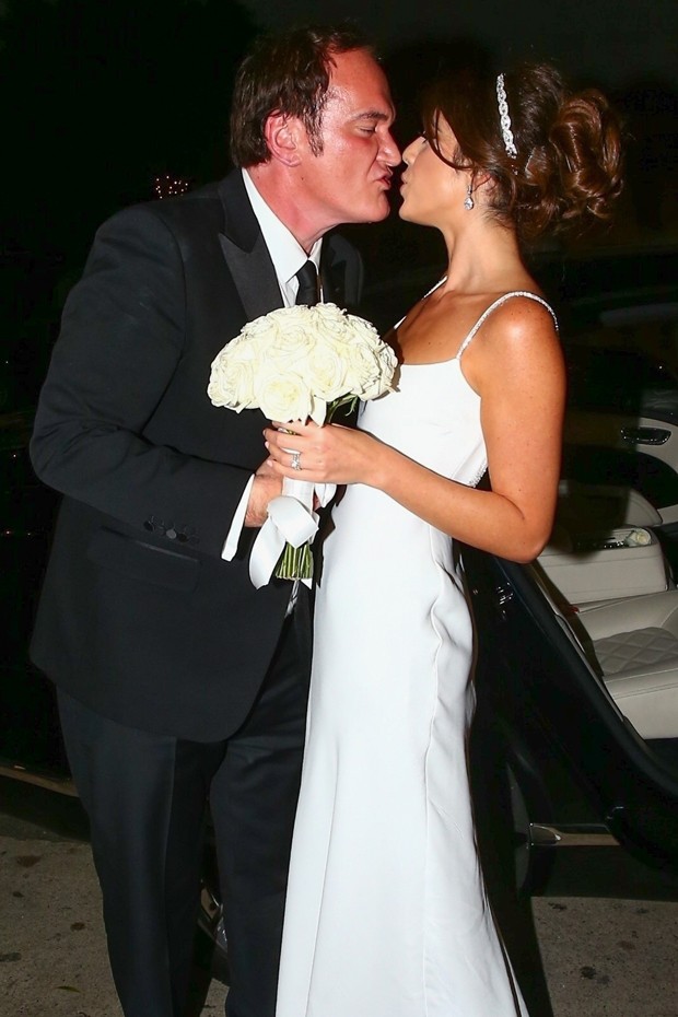 Quentin Tarantino e a mulher, Daniela Pick, logo após a cerimônia do casamento (Foto: Backgrid)