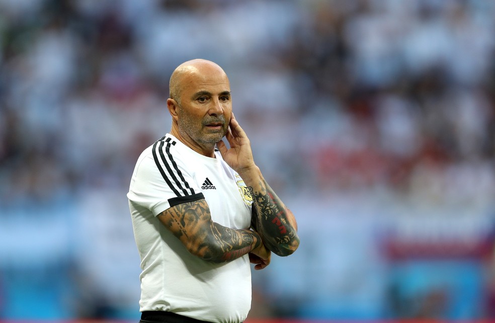 Jorge Sampaoli segue pressionado e vem recebendo uma enxurrada de críticas (Foto: Lars Baron - FIFA via Getty Images)