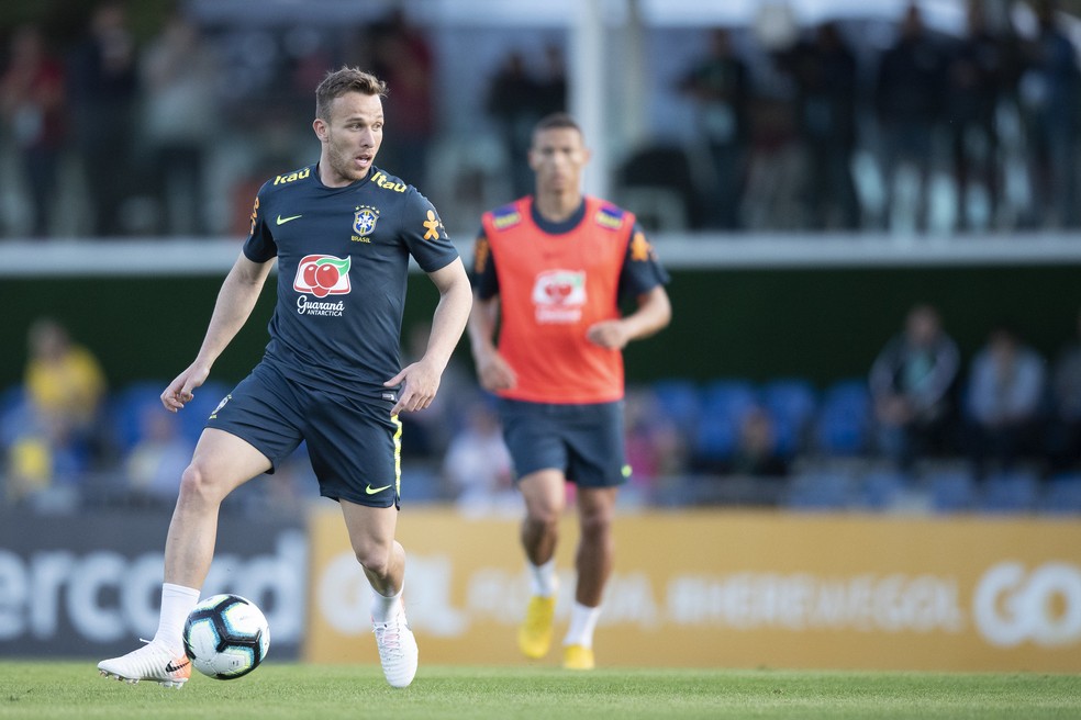 Arthur domina bola em treino da seleção brasileira, na Granja Comary — Foto: Lucas Figueiredo/MoWA Press