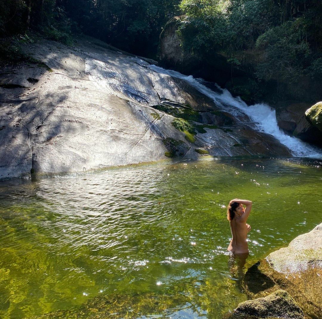 Marina Person surge nua em cachoeira: 