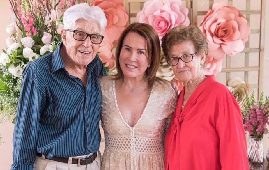 Zilu Godói com os pais, Geraldo e Fia, em 2019