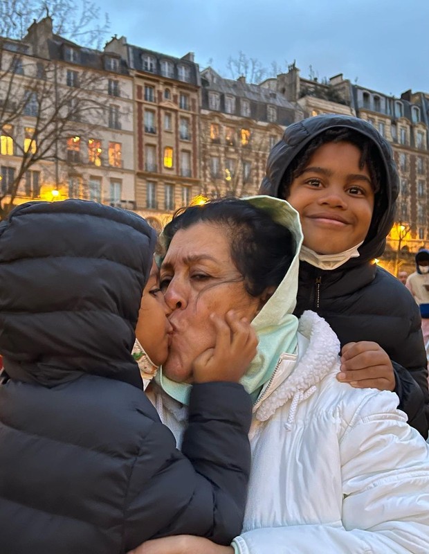 Regina Casé com o neto e o filho em Paris (Foto: Reprodução/Instagram)