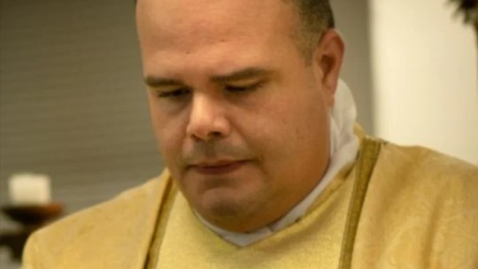 Após ser condenado a 14 anos de prisão por abuso sexual de menores, padre faz vaquinha na internet para pagar advogados