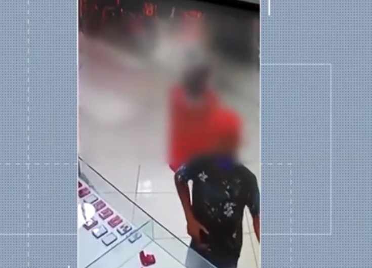Loja de roupas e acessórios é assaltada por jovem armado na Bahia; VÍDEO