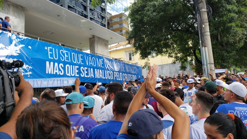 Torcida do Cruzeiro marca presença na apresentação do ídolo Marcelo Moreno — Foto: Guilherme Macedo