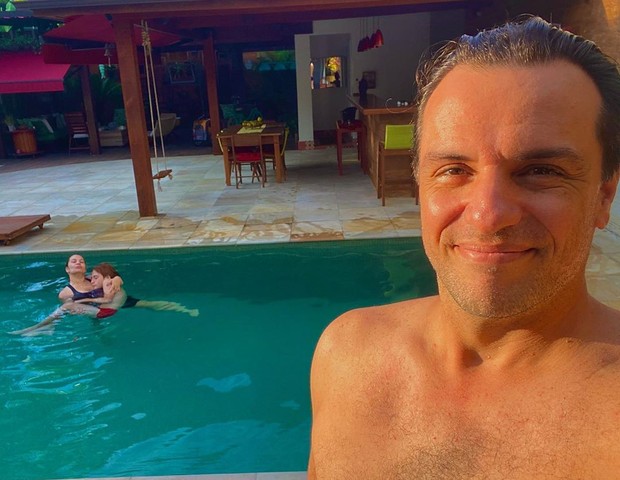 Rodrigo Lombardi em momento de lazer na piscina de casa com a mulher, Betty, e o filho, Rafael (Foto: Reprodução/Instagram)