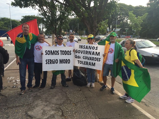 Grupo contrário ao ex-presidente (Foto: Márcio Pinho/G1)