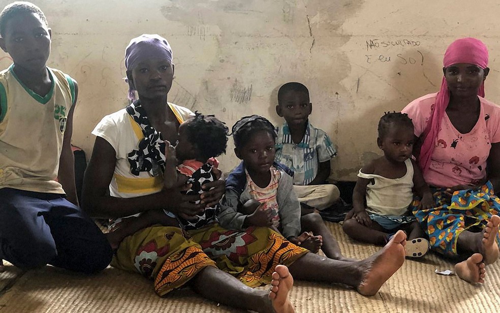 Famílias desabrigadas pela passagem do ciclone Kenneth, no distrito de Pemba, em Moçambique, na sexta-feira (26) — Foto: Nour Hemici/WFP/AFP