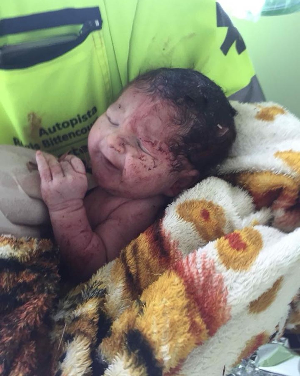 BebÃª nasceu apÃ³s acidente na Rodovia RÃ©gis Bittencourt, em Cajati (Foto: DivulgaÃ§Ã£o/Arteris)